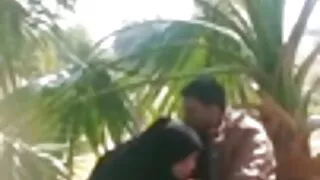 Deux video porno gratuit amateur étudiantes gâtées font une double pipe à un camarade de classe excité en public