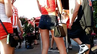 Hoochie aux cheveux rouges en bas voyeur x amateur résille noirs se fait fister la chatte