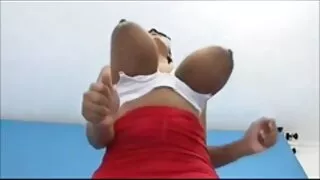 Déesse comme la beauté June Summers chevauche une grosse film sexe amateur gratuit bite noire