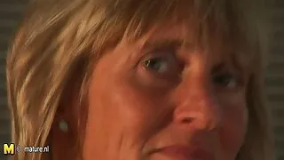 La filme amateur x secrétaire aux cheveux longs Laura joue avec son gode à ventouse