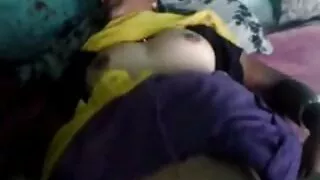 Yume Sazanami, une étudiante chaude et grésillante, est film porno amateur français excitée pour deux hommes
