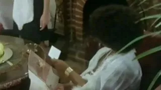 Le trou du cul affamé de la brune film x echangiste Angel Dark se fait percer en trio