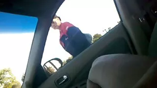 Une lesbienne pâle bouclée porte un film xxx amateur strapon et polit la chatte d'une brune coquine