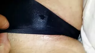 Lily Joy, une fille bien roulée, joue avec ses fous et voyeur x amateur sa chatte humide