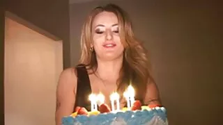 La fille sexy Viktoria Cherry joue avec des cerises film complet porno amateur et sa chatte