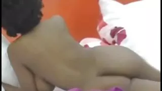 Une délicieuse MILF blonde dans des filets de pêche jaunes xamteur sexy fait une grosse pipe à son garçon