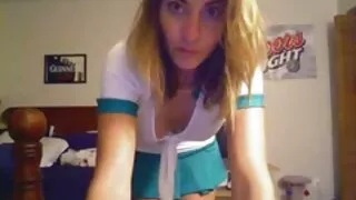 La belle brune Laura se déshabille et caresse son corps film porno amateur gratuit français sexy