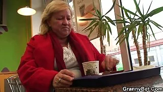 Une voisine coquine donne un travail de langue à de douces film x echangiste copines Maya Alina