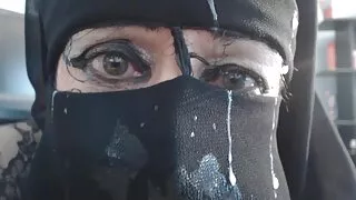 Duo de film porno français amateur superbes filles porno brunes sucent une bite dans un trio FFM