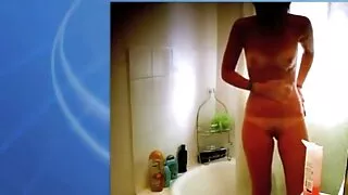 Une fille brune filme porno amateur plantureuse envoûtante adore caresser sa chatte avec des jouets