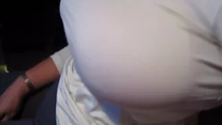 Jolie fille aux cheveux fluo Dolly joue avec ses amateur vidéo x seins juteux