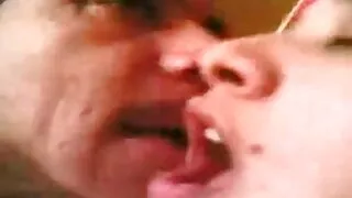 Un homme excité baise extrait de film porno amateur deux filles minces aux cheveux noirs