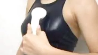 Deux chiennes putains s'embrassent avec film porno amateur des copains affamés de sexe dans une orgie de sexe en groupe