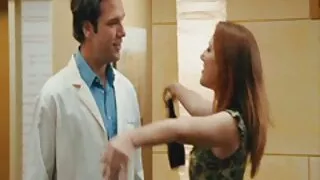 La séduisante nageuse filmxamateur aux cheveux roux Katrin Bulbul se déshabille sous l'eau