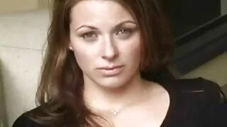 Bootylicious blondie donne un coup de pied porno amateur streaming à un mec et lui suce la bite