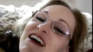 Elle se fait frotter la voyeur amateur x chatte avant de la prendre