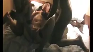 Une poupée de sexe brune aux gros seins chevauche la grosse bite de son homme dans une pose de cow-girl film x gratuit amateur