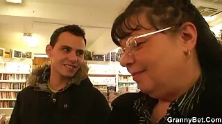 La jolie fille japonaise Moe video porno gratuit amateur Yoshikawa donne une branlette géniale