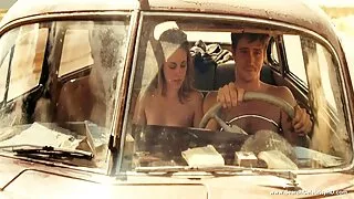 La coquine Georgie Newman joue avec un gode à ventouse dans film x gratuit amateurs le vestiaire