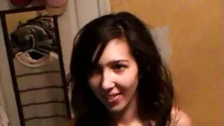Une streaming amateur xxx brune timide mais vraiment excitée fait plaisir à deux grosses bites à l'extérieur
