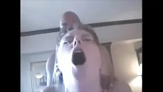 Des amateurs russes video amateur de x gratuit bien roulés piquent leurs chattes touffues avec un gode et leur langue les baisent