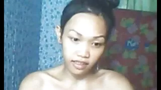Une prostituée brune bien maquillée suce deux bites noires amateur film x (MMF)