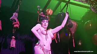 La bombasse grésillante Marketa enlève sa robe sous l'eau black amateur x