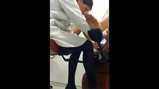 Tow lesbiennes Penny et Stacey jouent avec des film pornographique amateur godes