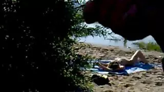 Deux putes film porno amateur français tatouées brunes ardentes se font prendre en levrette dans une orgie de sexe en groupe