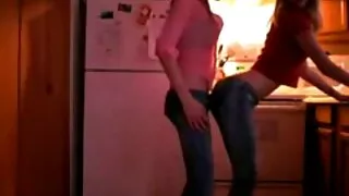 Spectacle lesbien pervers avec deux filles rétro poilues en films amateurs porno bikini