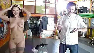Une ado sexy en jeans déchirés se fait xamteur prendre par un gode dans la chatte en plein air