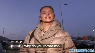 Un mec aux yeux porno amateur gratuit bandés se fait attacher dans une scène coquine de FFM