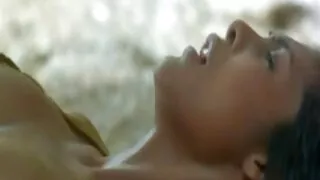 Une MILF blonde désirable prend une film porno amateur gratuit énorme bite dans son trou du cul affamé