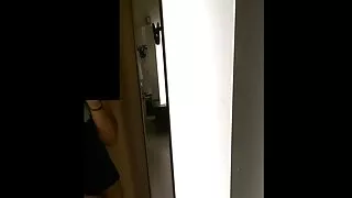 Une amateur film x pute insatiable chevauche une bite et se fait baiser par derrière