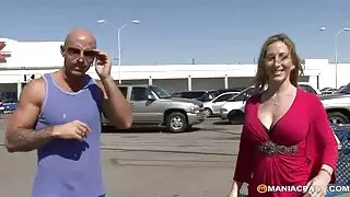 Blonde Sky se déshabille et taquine les mecs avec ses seins et son cul film francais amateur porno juteux