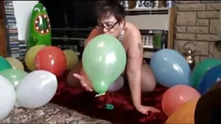 Baiser des milfs blancs affamés chevauche un jeune branleur excité dans film sexe amateur gratuit un style cowgirl