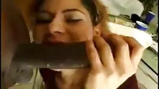 Des filles lesbiennes séduisantes s'embrassent dans les lèvres après avoir film x francais amateur mouillé leur corps avec du champagne