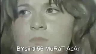 Mia, une fille blonde qui met l'eau à la bouche, joue avec son coochie dans un film porno français amateurs clip de sexe chaud en solo