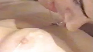 Des lesbiennes blondes amateur film x lubriques jouent les unes avec les autres chattes en plein air