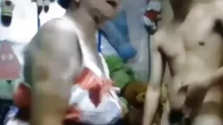 Deux lesbiennes russes sales baisent video amateur x gratuit avec un gode à deux têtes