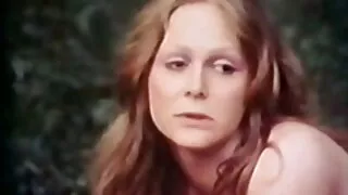 Une mignonne brune salée donne une baise orale à une immense grosse bite en amateur film x pov